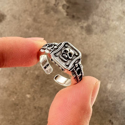 Men's ring with adjustable wide face opening