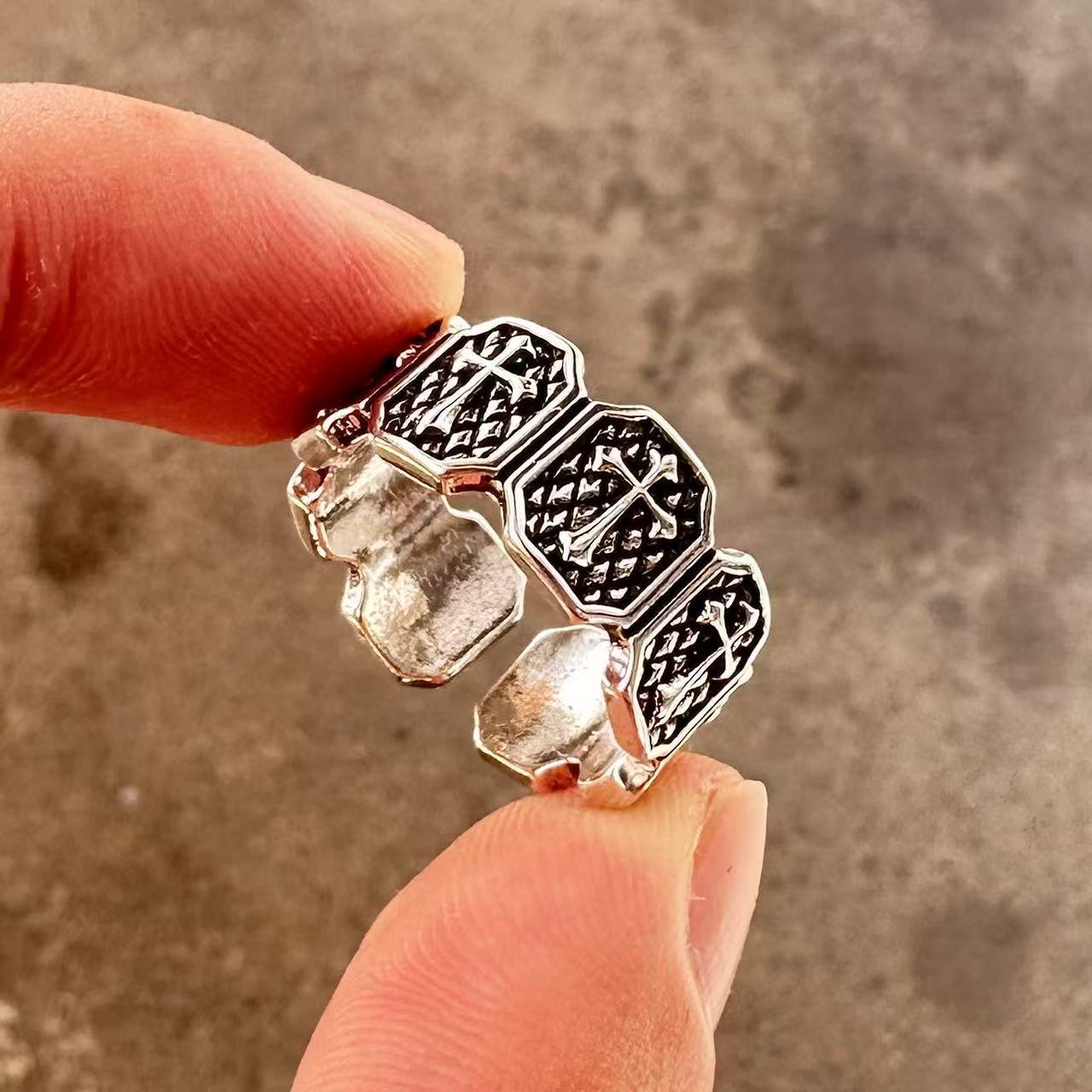 Men's ring with adjustable wide face opening