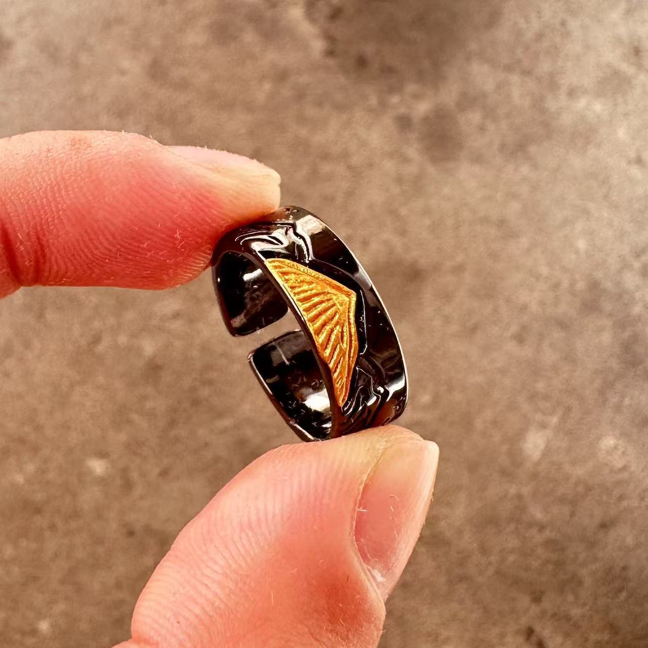 Men's ring with adjustable wide face opening