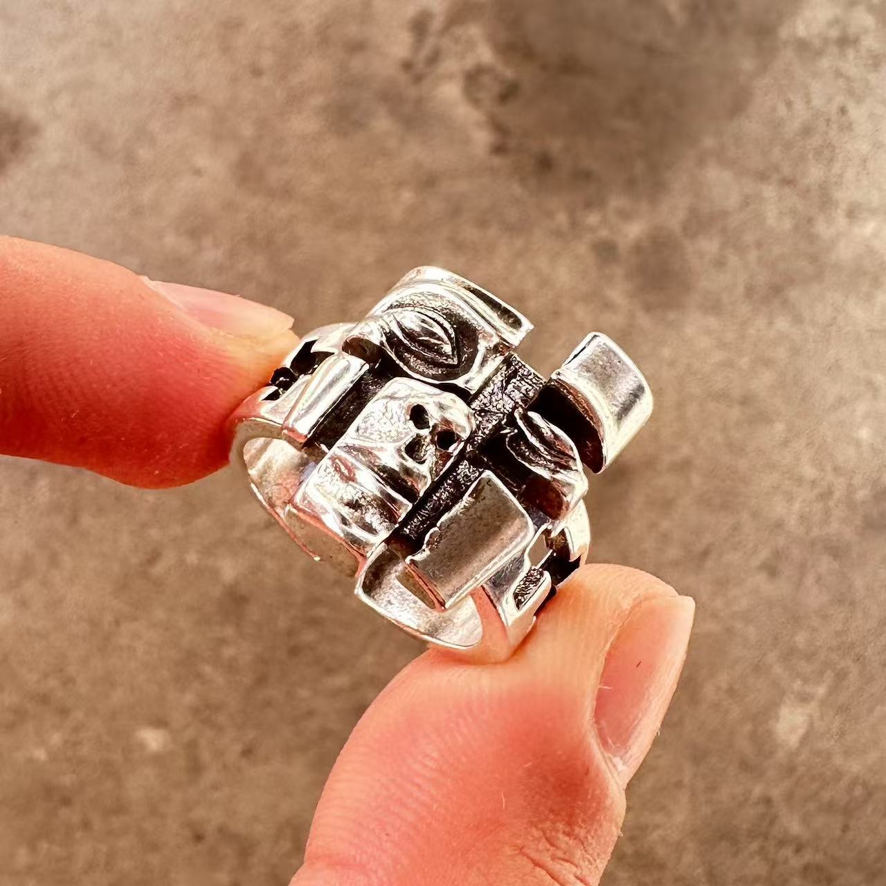 Men's ring with adjustable wide face opening