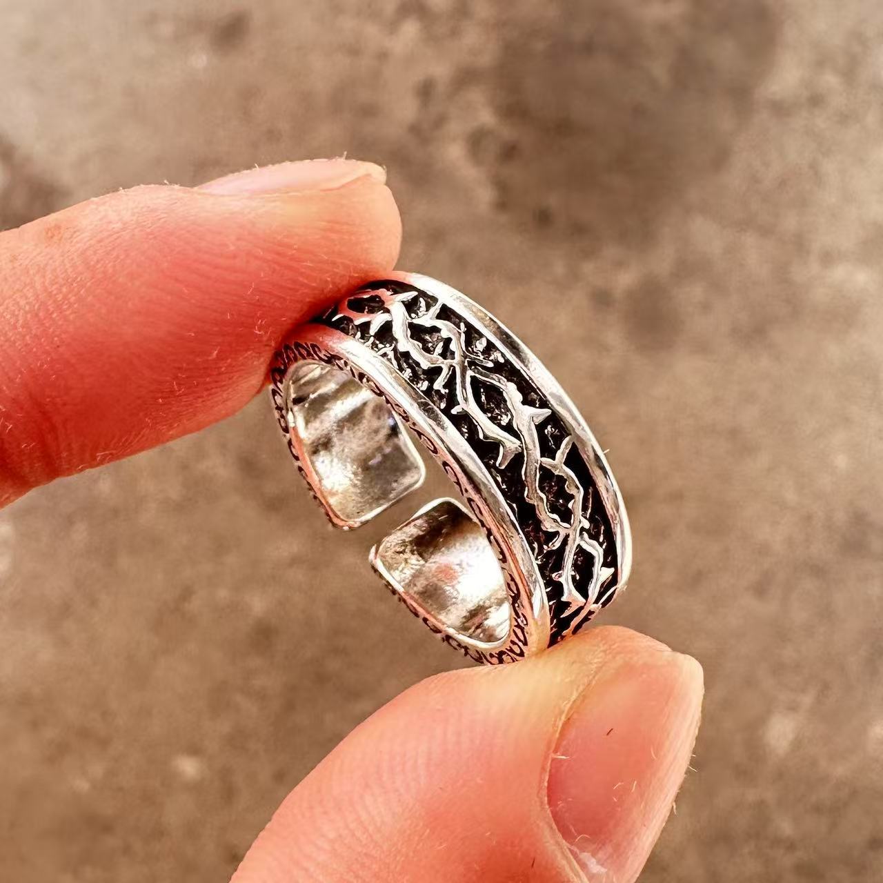 Men's ring with adjustable wide face opening