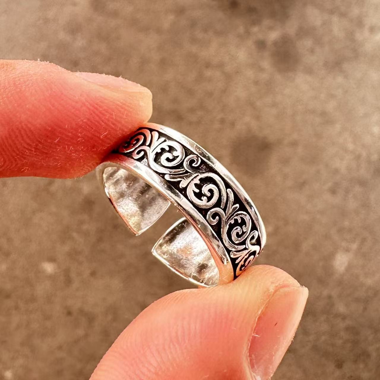 Men's ring with adjustable wide face opening