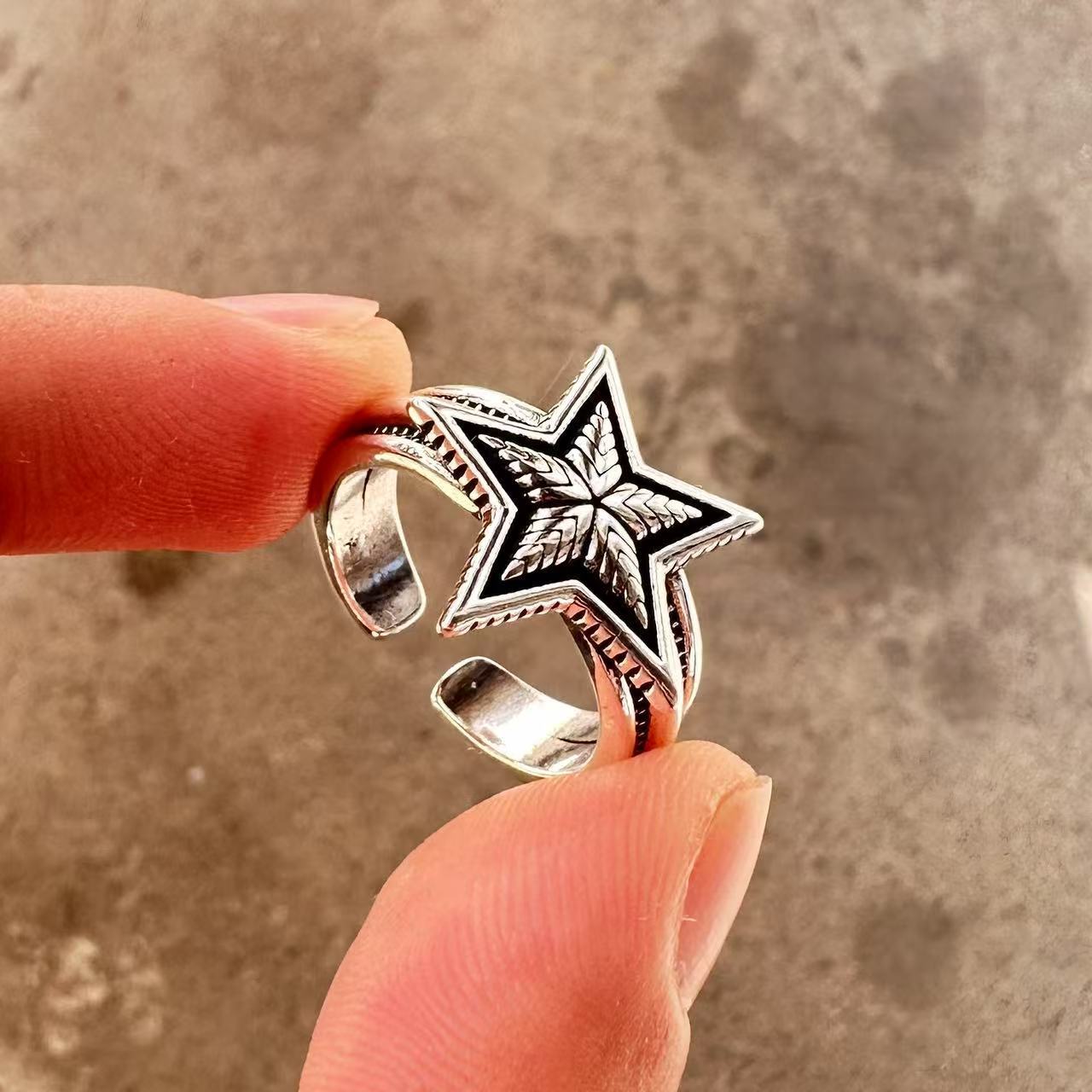 Men's ring with adjustable wide face opening